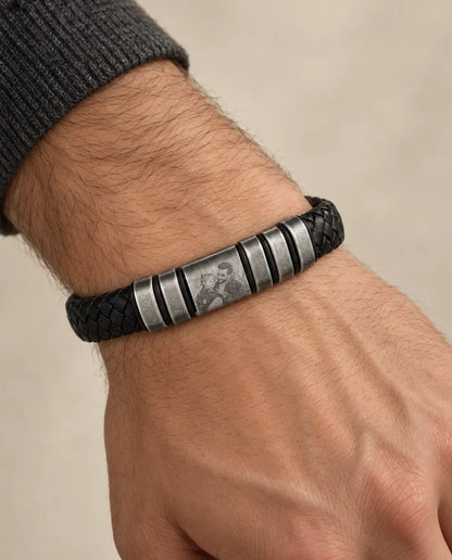 Bracelet Gravé - porté par un mannequin