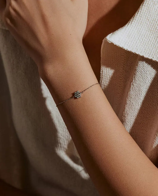 Bracelet Fleur Moissanite en Argent 925 - porté au poignet