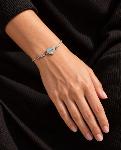 Bracelet Gravé - porté au poignet, gros plan