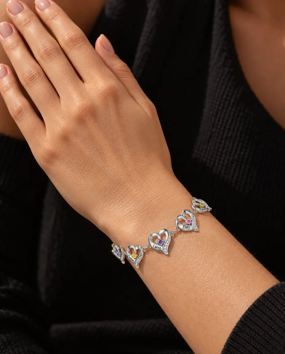 Bracelet Gravé - porté au poignet, gros plan