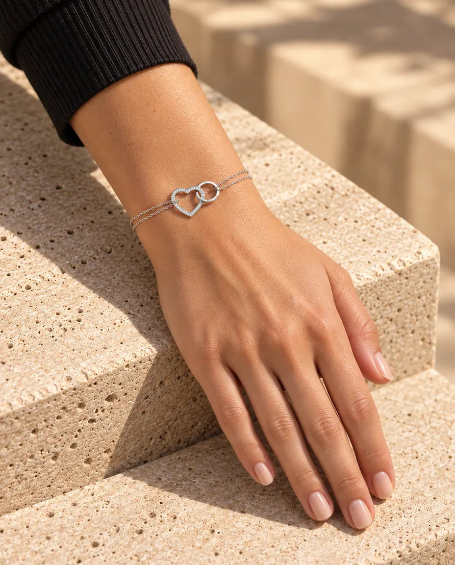 Bracelet Gravé - porté par un mannequin