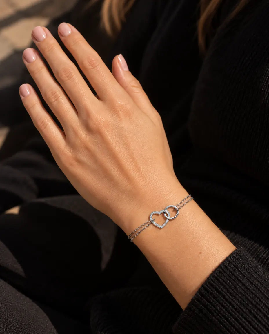 Bracelet Gravé - porté au poignet, gros plan