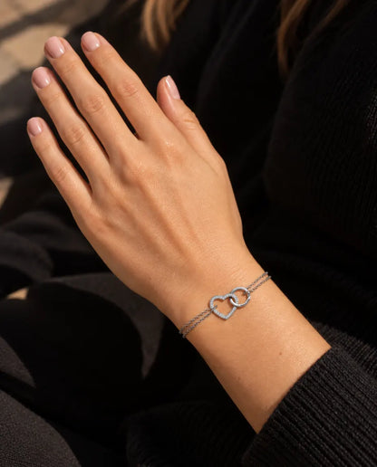 Bracelet Gravé - porté au poignet, gros plan