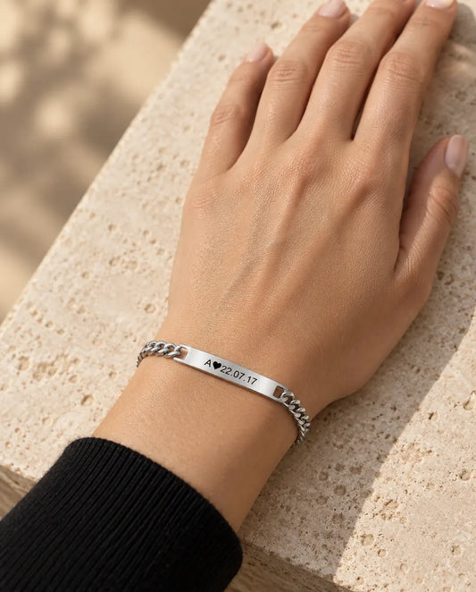 Bracelet Gravé Barre Initiale et Date - porté par un mannequin