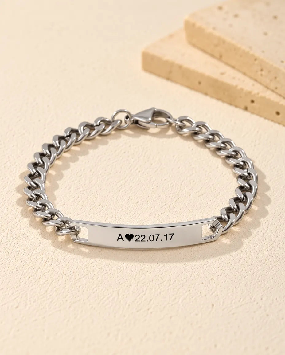 Bracelet Gravé Barre Initiale et Date - vue de trois quarts