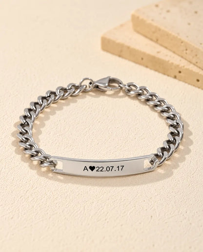 Bracelet Gravé Barre Initiale et Date - vue de trois quarts