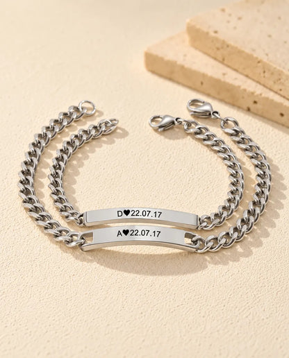 Bracelet Gravé Barre Initiale et Date - plusieurs versions côte à côte sur un support en céramique