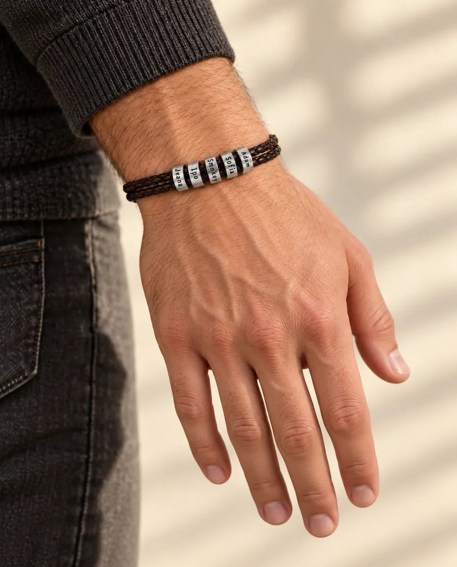 Bracelet Gravé Homme - porté par un mannequin