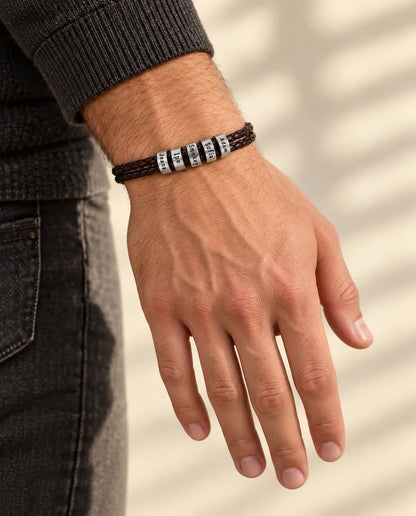 Bracelet Gravé Homme - porté par un mannequin