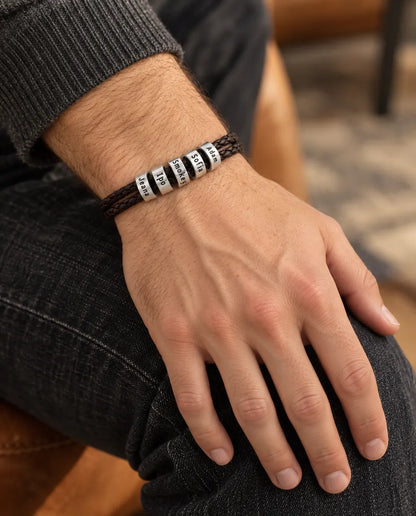 Bracelet Gravé Homme - porté au poignet, gros plan