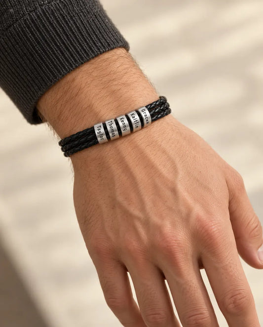 Bracelet Gravé Homme - porté par un mannequin