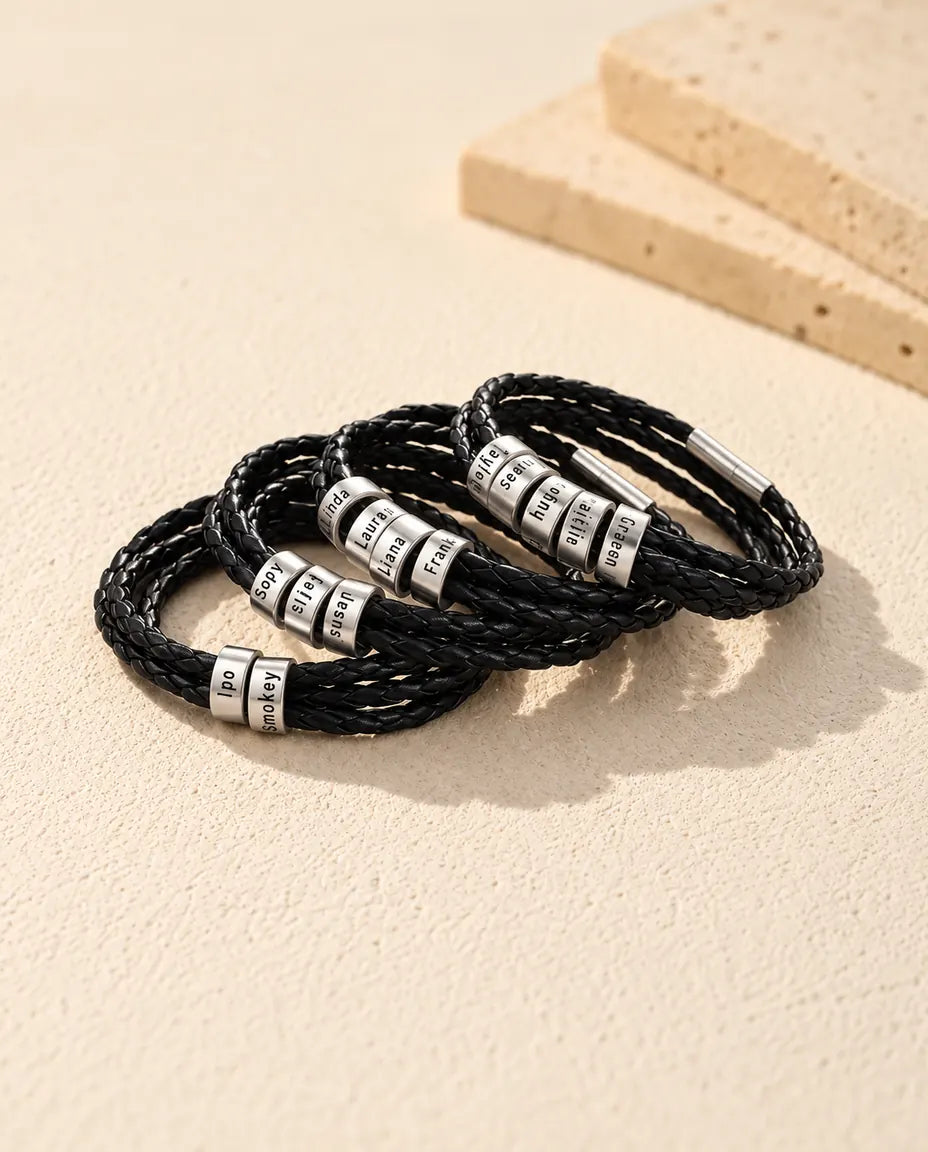 Bracelet Gravé Homme - plusieurs versions côte à côte sur un support en céramique