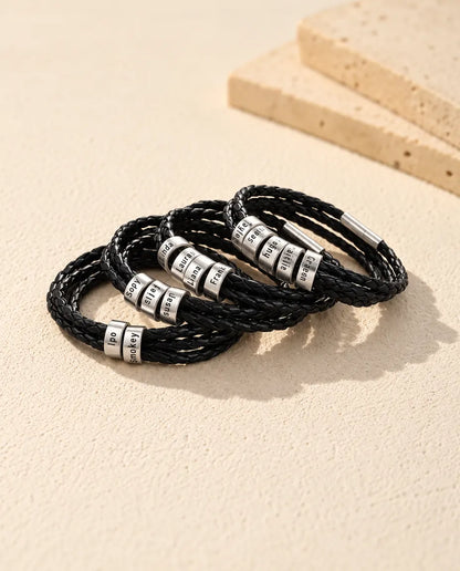 Bracelet Gravé Homme - plusieurs versions côte à côte sur un support en céramique
