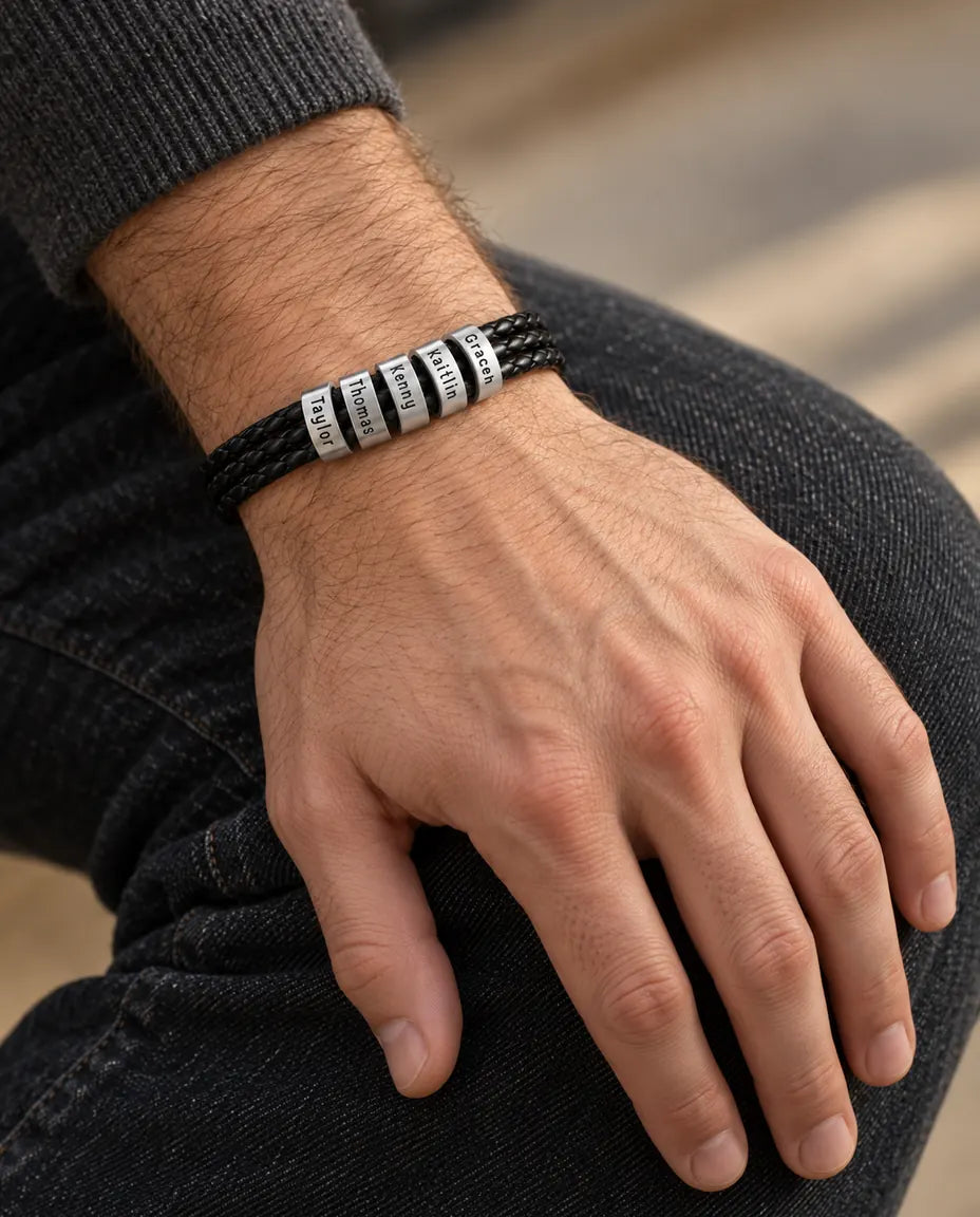 Bracelet Gravé Homme - porté au poignet, gros plan