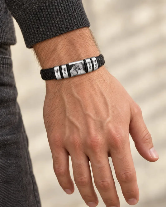 Bracelet Gravé - porté par un mannequin