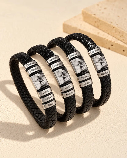 Bracelet Gravé - plusieurs versions côte à côte sur un support en céramique
