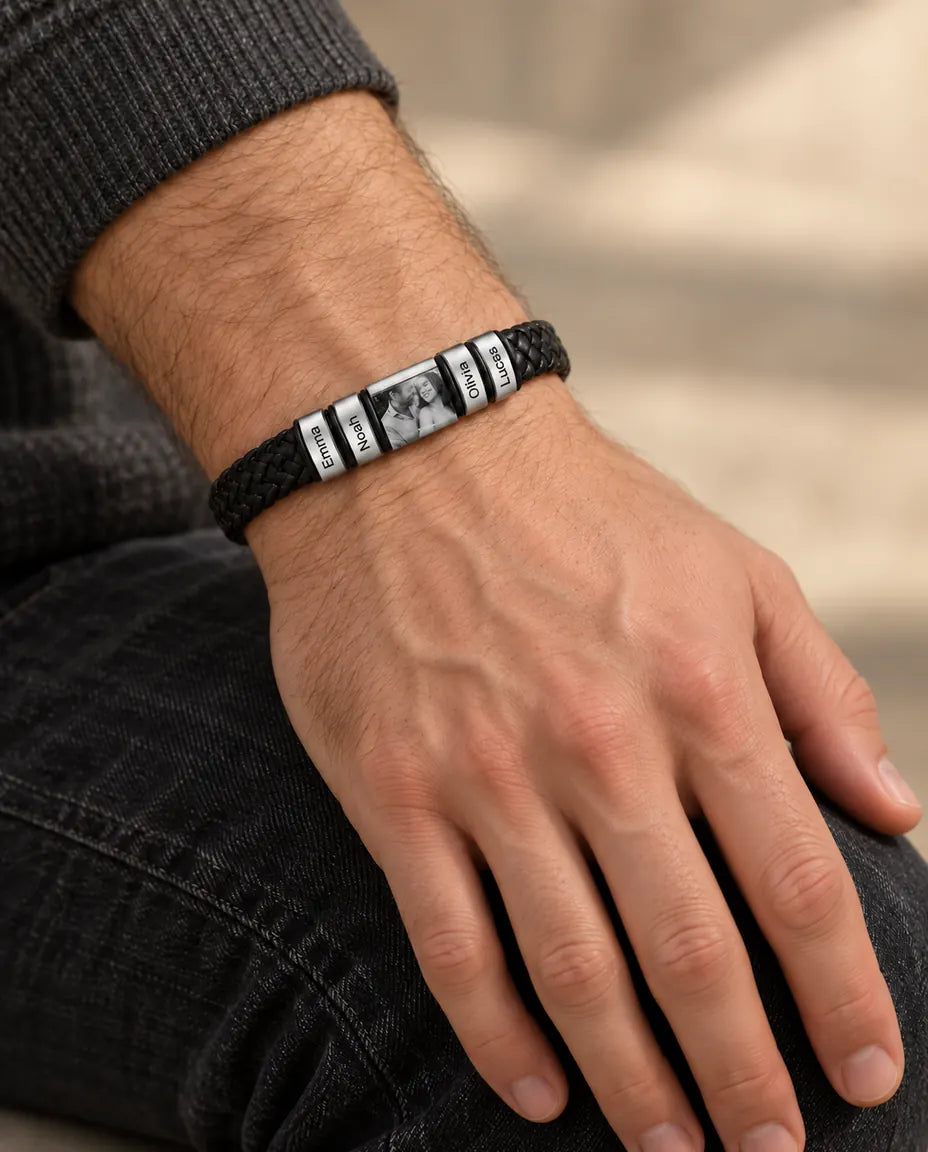 Bracelet Gravé - porté au poignet, gros plan