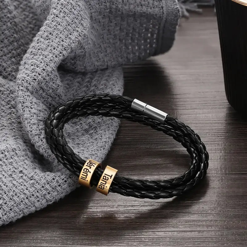 Bracelet Gravé Homme – Cuir Noir et Perles Dorées en Acier Inoxydable, 2 à 5 Prénoms Gravés, Cadeau pour Lui, Papa