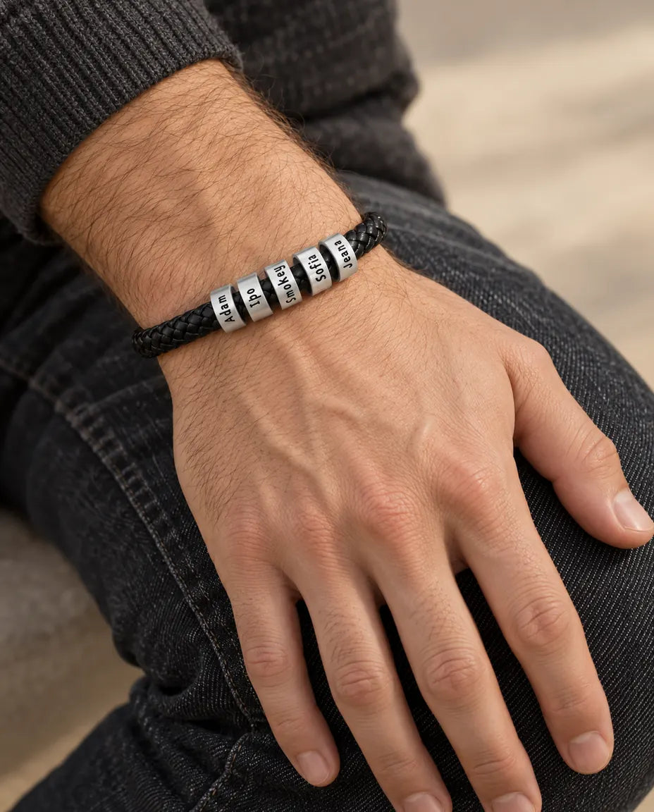 Bracelet Gravé Homme - porté au poignet, gros plan