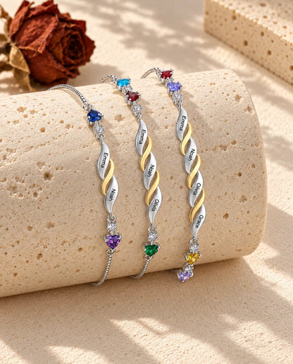 Bracelet Gravé pour Maman - plusieurs versions côte à côte sur un support en céramique