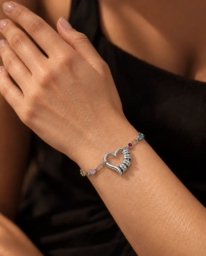 Bracelet Gravé Femme - porté au poignet, gros plan