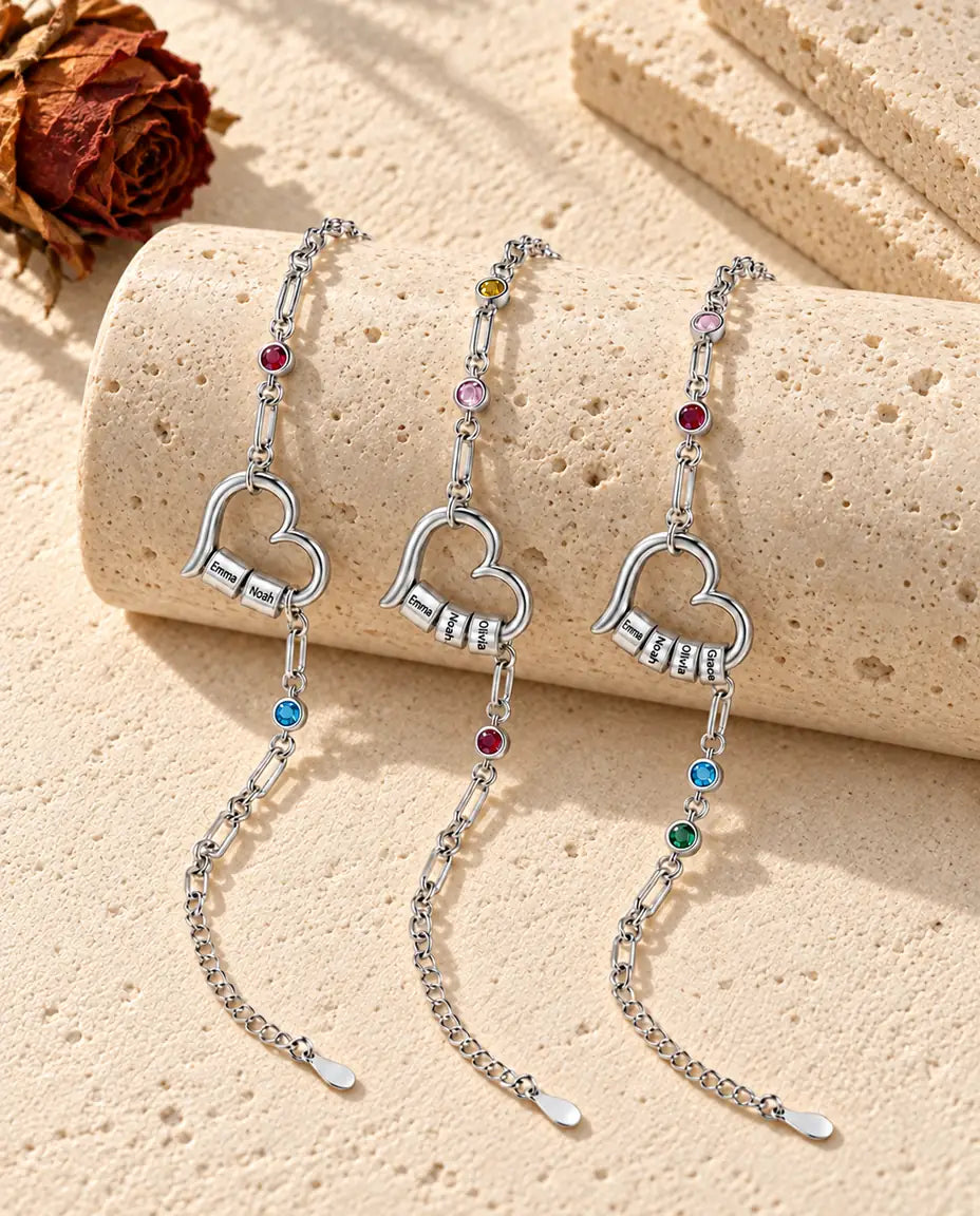 Bracelet Gravé Femme - plusieurs versions côte à côte sur un support en céramique