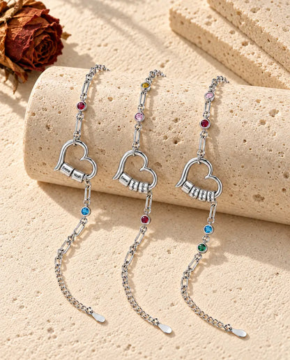 Bracelet Gravé Femme - plusieurs versions côte à côte sur un support en céramique
