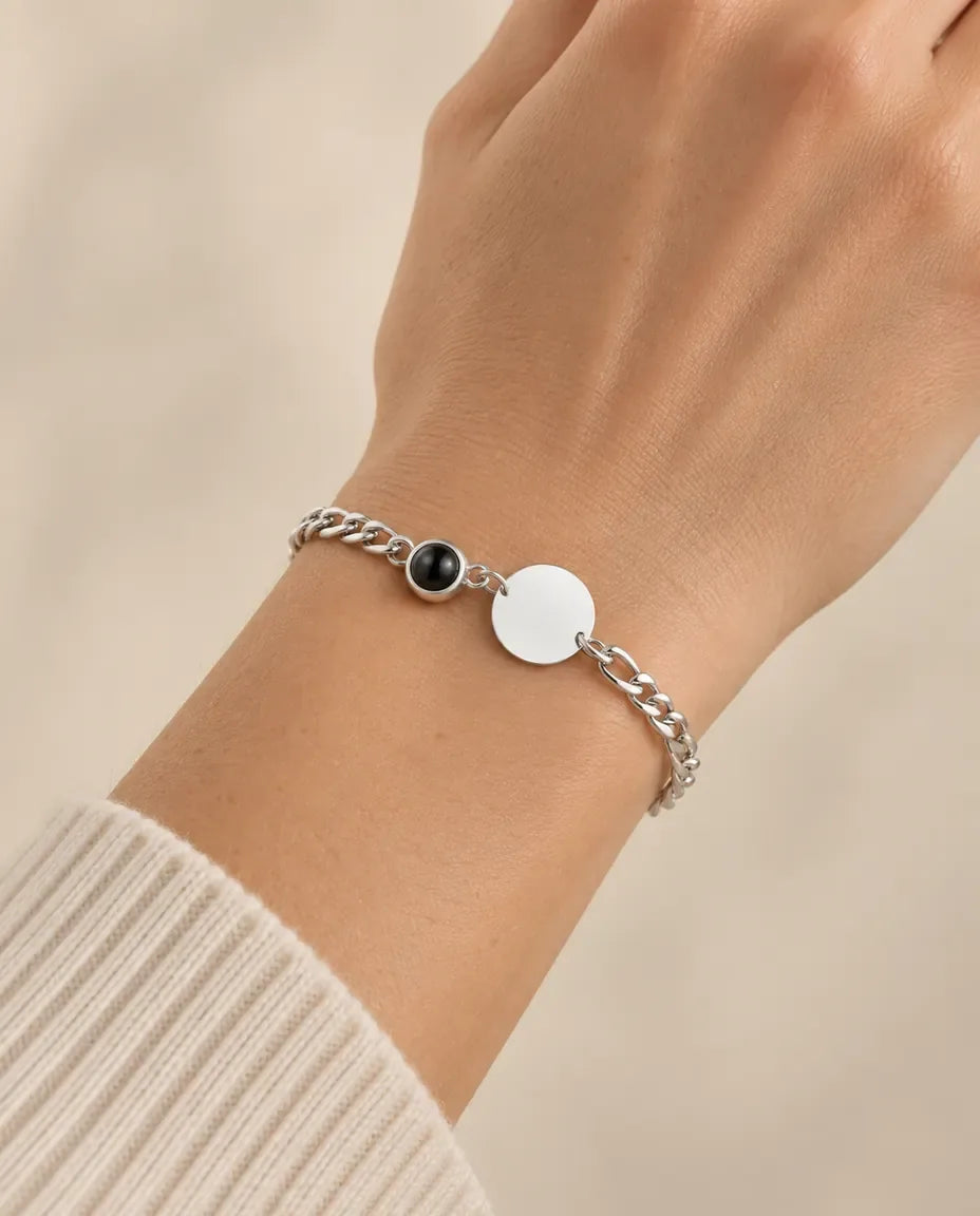 Bracelet Gravé - porté par un mannequin