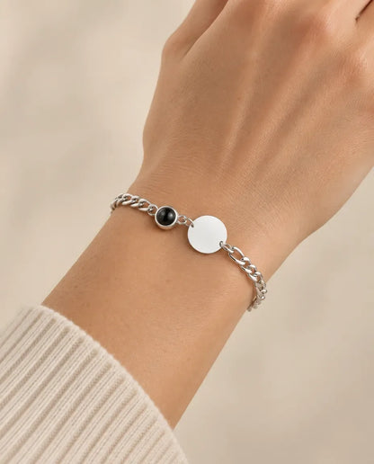 Bracelet Gravé - porté par un mannequin