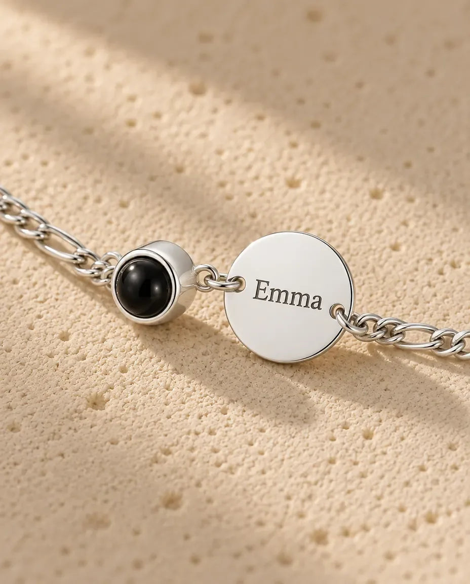 Bracelet Gravé - gros plan du pendentif de projection