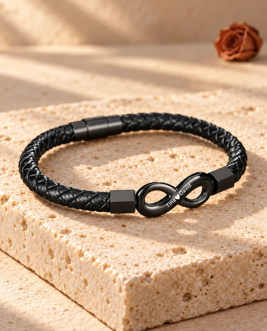 Vue de trois quarts du bracelet homme infini gravé et de son fermoir magnétique sur du travertin