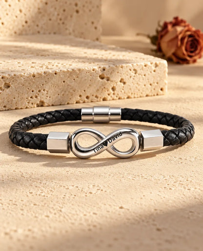 Infini argenté en acier inoxydable avec embouts hexagonaux sur un bracelet en similicuir tressé noir