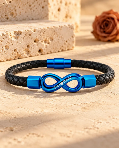 Bracelet infini gravé bleu avec fermoir magnétique bleu sur un cordon en similicuir tressé noir