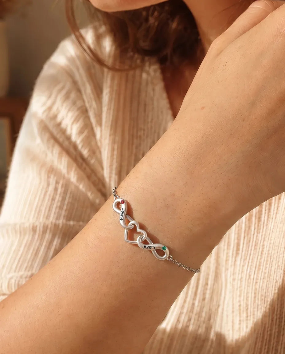 Bracelet Infini Personnalisé 2 Prénoms - deux boucles infinies autour d'un cœur - porté par un mannequin
