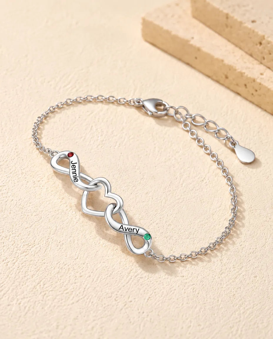 Bracelet Infini Personnalisé 2 Prénoms - deux boucles infinies autour d'un cœur - vue de trois quarts