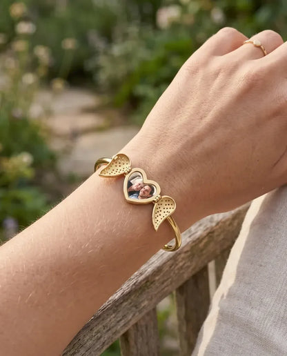 Bracelet Jonc Personnalisé Cœur Photo aux Ailes d'Ange – Médaillon Ouvrant en Argent & Or, Cadeau Souvenir pour Elle