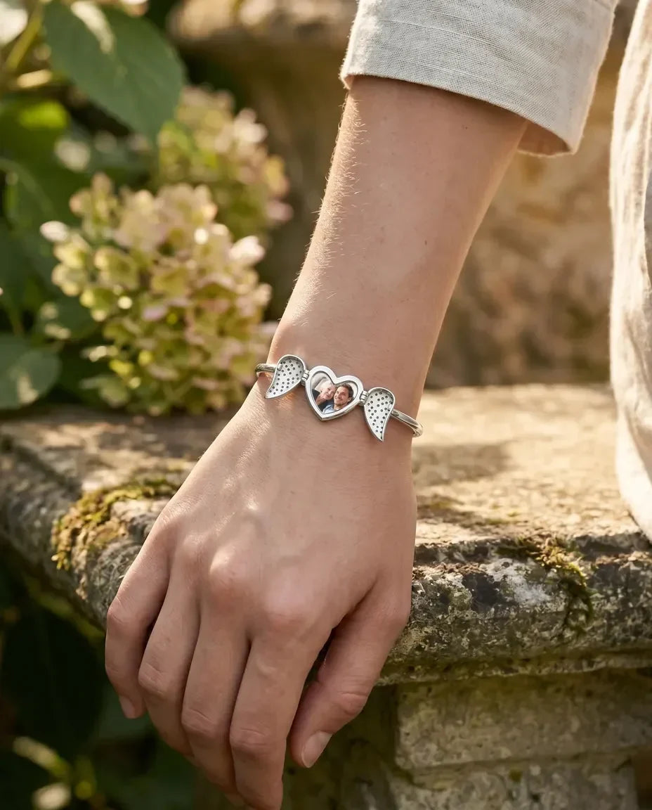 Bracelet Jonc Personnalisé Cœur Photo aux Ailes d'Ange – Médaillon Ouvrant en Argent & Or, Cadeau Souvenir pour Elle