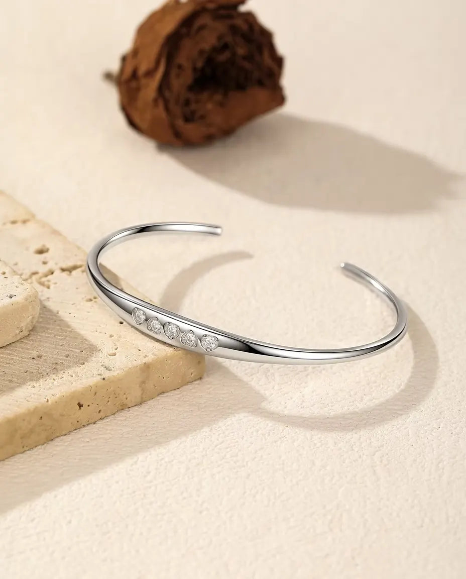 Bracelet Jonc Moissanite en Argent 925 - posé sur une dalle de travertin