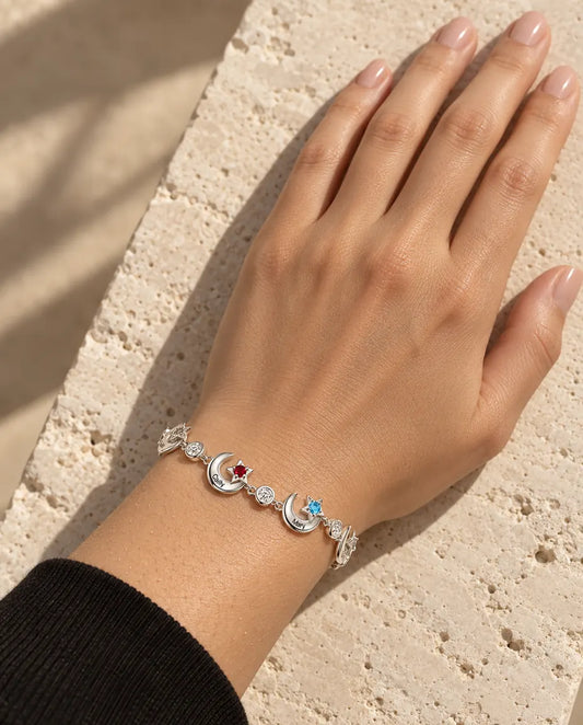 Bracelet Lune et Étoile Personnalisé - porté par un mannequin