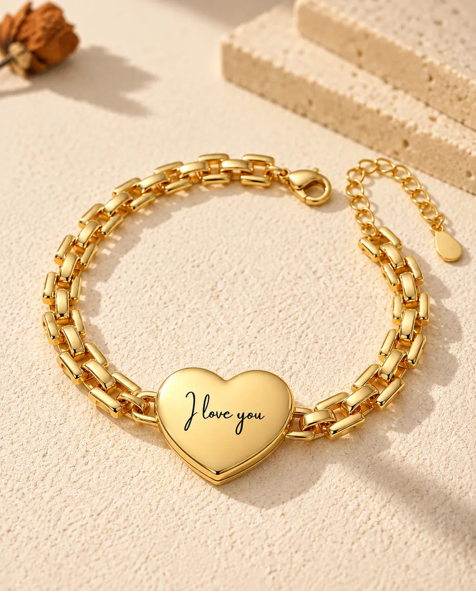 Dos du bracelet médaillon cœur doré gravé « I love you » en écriture manuscrite