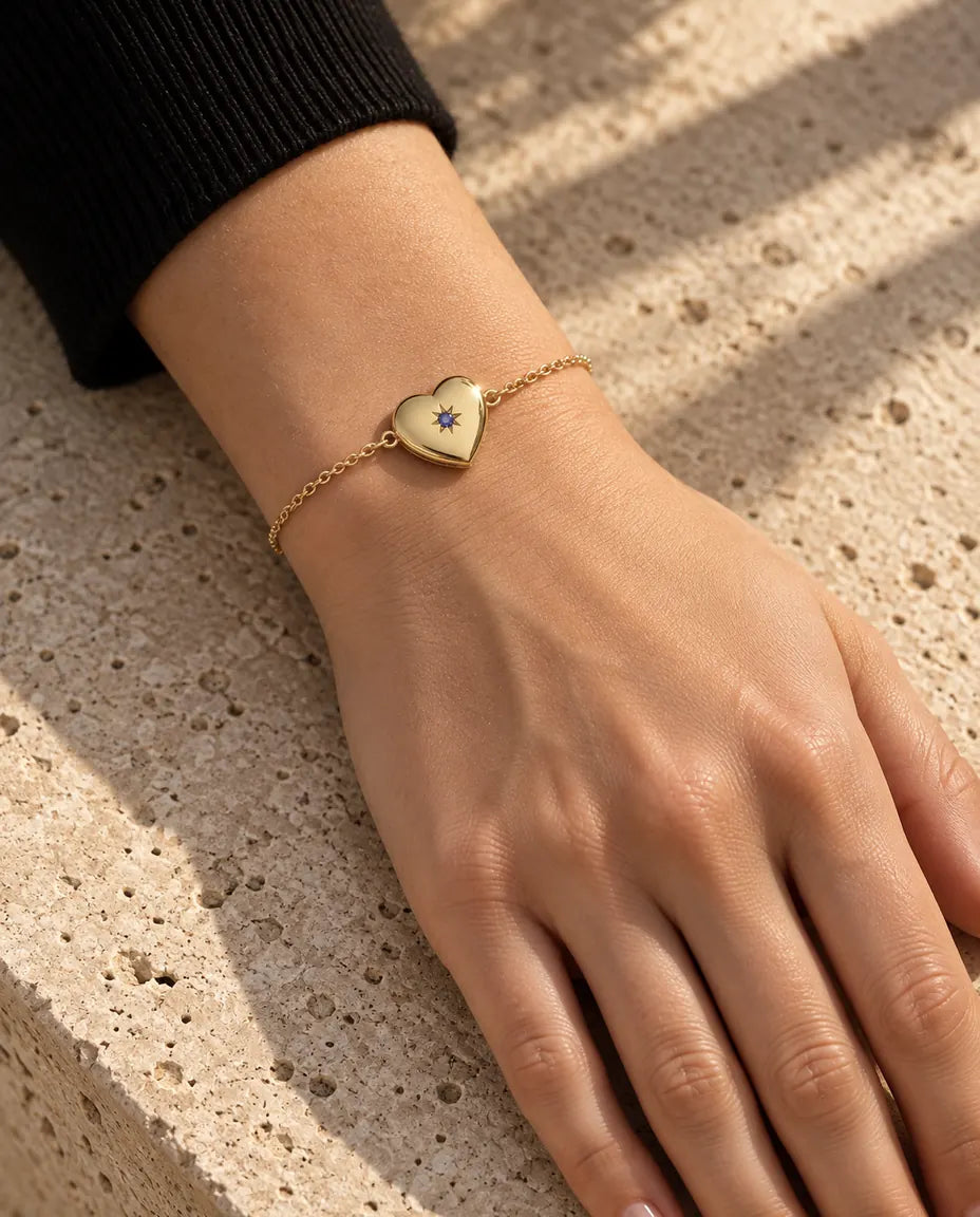 Vue rapprochée du bracelet médaillon cœur au poignet