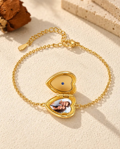 Bracelet médaillon cœur ouvert, une photo dans le fond et couvercle doré uni