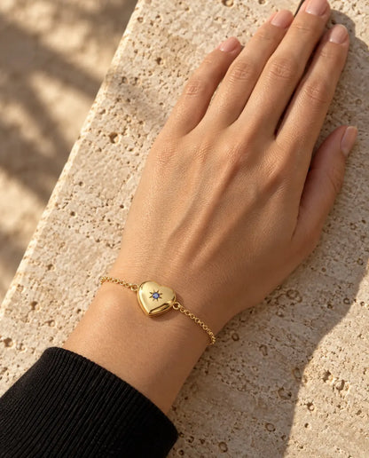 Femme portant le bracelet médaillon cœur fermé