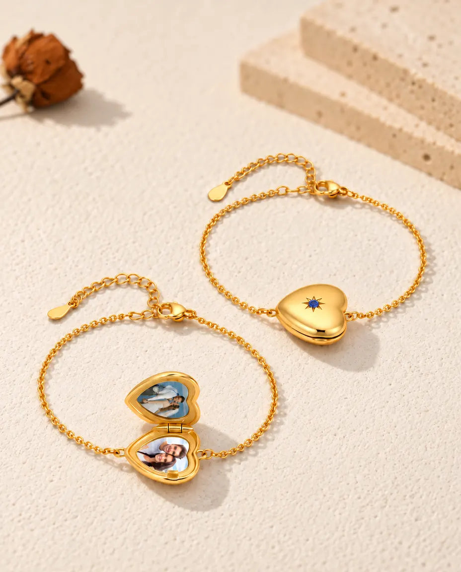 Deux bracelets médaillon cœur, l’un fermé et l’autre ouvert avec deux photos