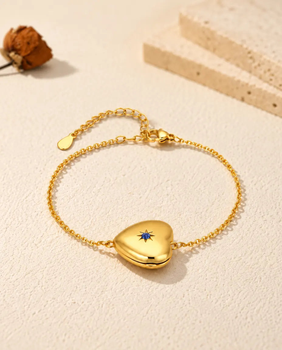 Bracelet médaillon cœur fermé vu en contre-plongée, pierre de naissance dans l’étoile