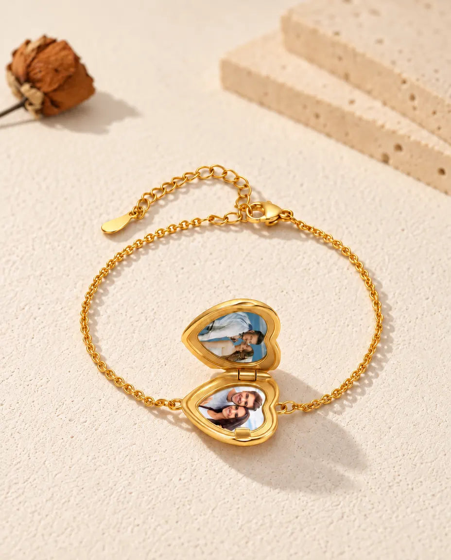 Bracelet médaillon cœur ouvert avec deux photos, vu en contre-plongée
