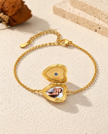 Bracelet médaillon cœur ouvert avec une photo, vu en contre-plongée
