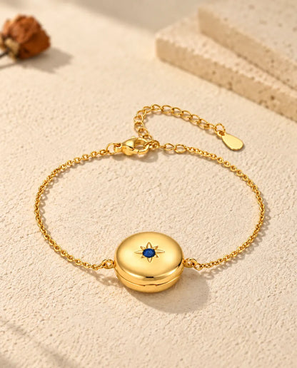 Bracelet médaillon rond couleur or personnalisé, pierre de naissance sertie dans une étoile sur le devant