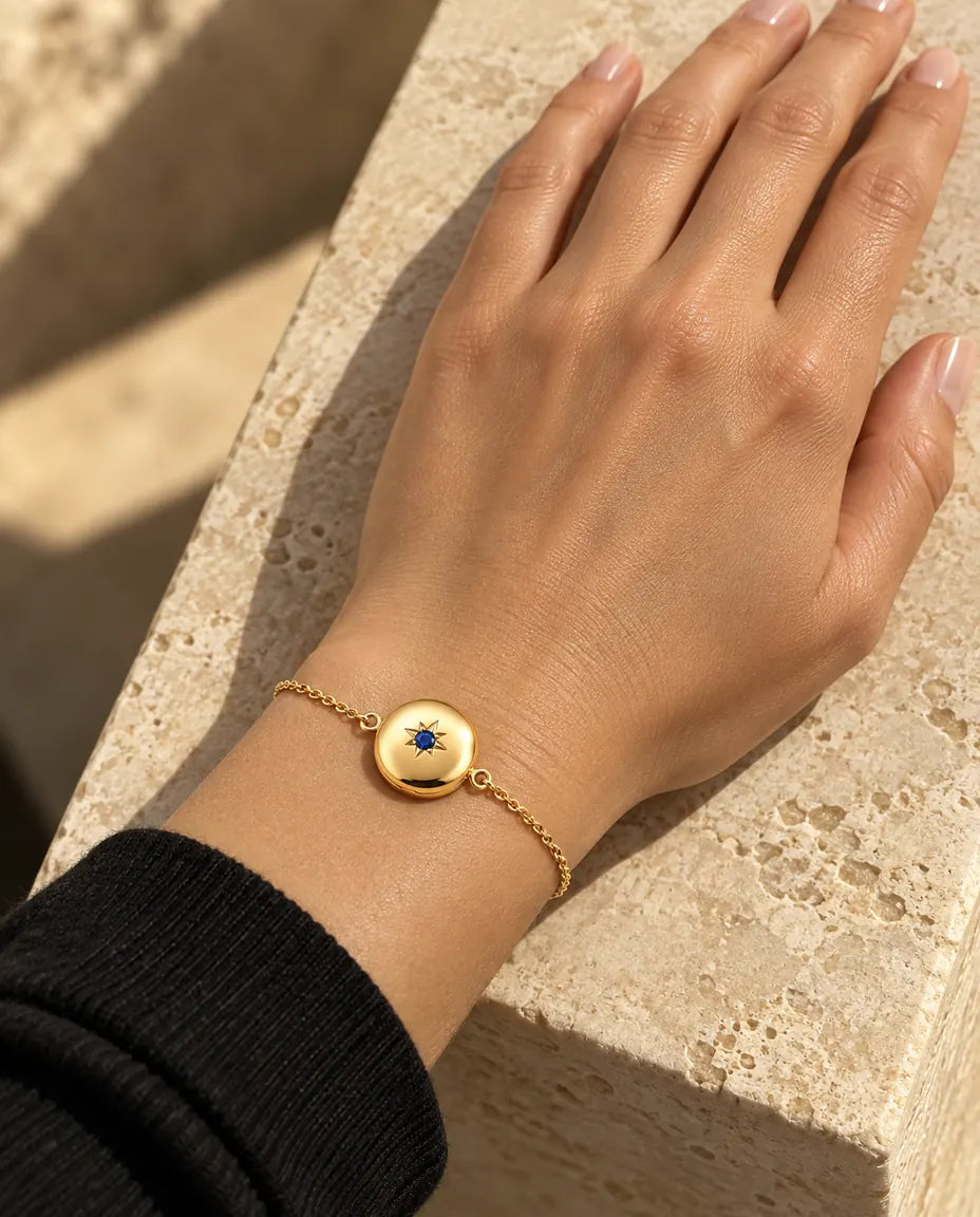 Vue rapprochée du bracelet médaillon rond au poignet