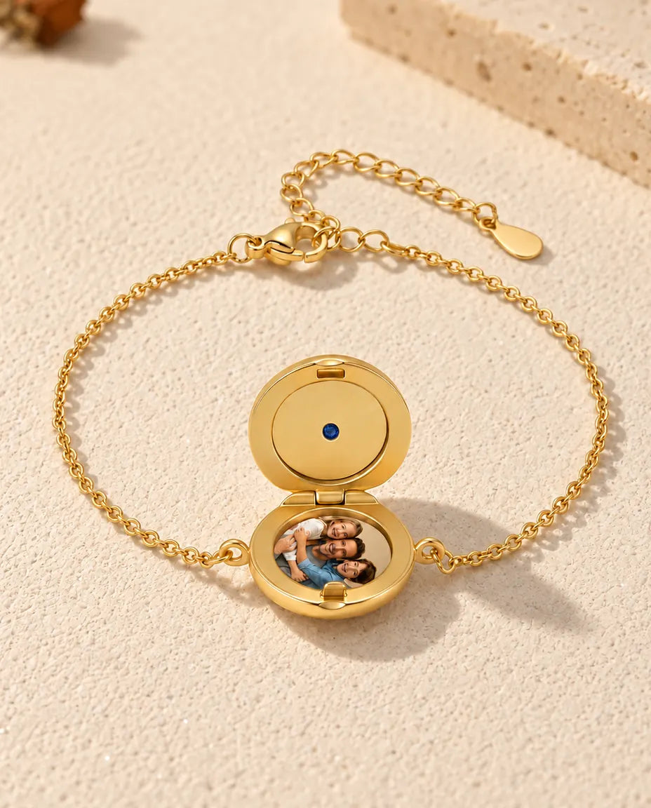 Bracelet médaillon rond ouvert, une photo dans le fond et couvercle doré uni